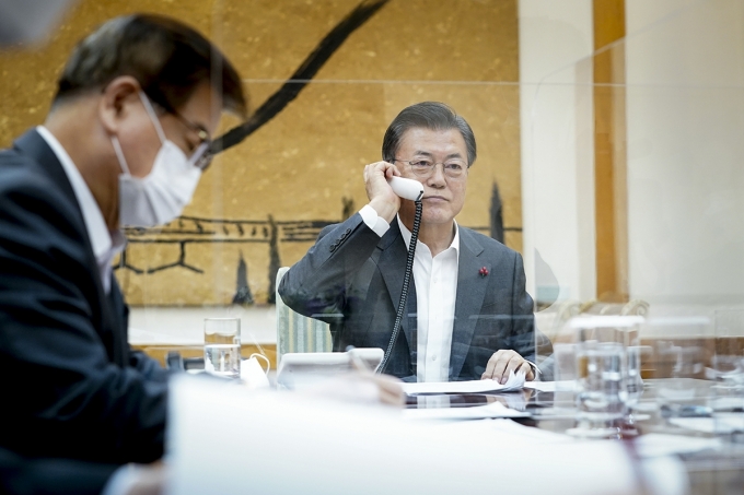 문재인 대통령은 26일 오후 9시 시진핑 중국 국가주석과 40분간 전화통화를 갖고 양국 간 교류 협력에 대해 논의했다. [사진=청와대]
