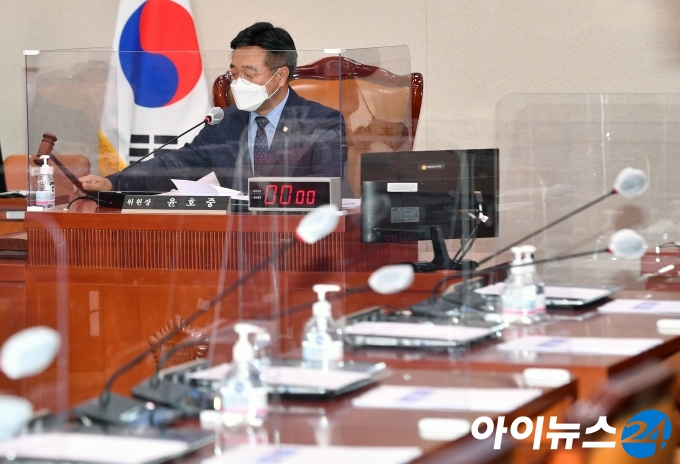 윤호중 국회 법제사법위원장이 27일 오후 서울 여의도 국회에서 열린 법제사법위원회 전체회의에서 산회를 선포하고 있다.