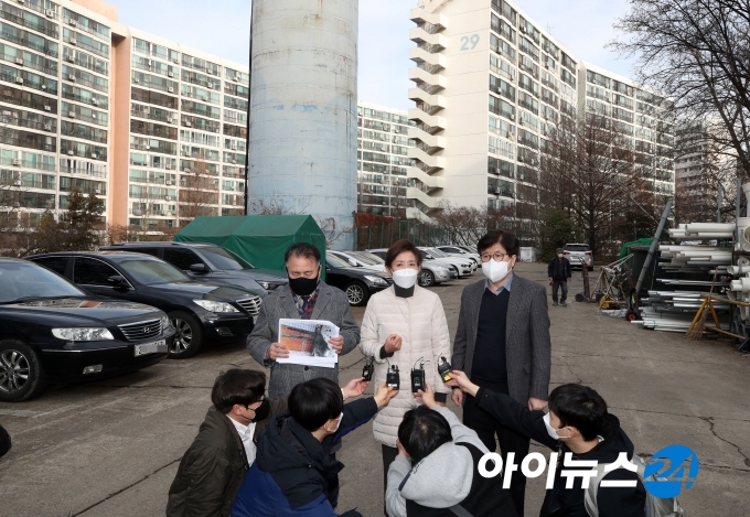 서울시장 보궐선거에 출마한 나경원 전 국민의힘 의원이 27일 오후 서울 강남구 대치동 은마아파트를 찾아 아파트를 둘러본 뒤, 취재진의 질문에 답하고 있다. [국회사진취재단]