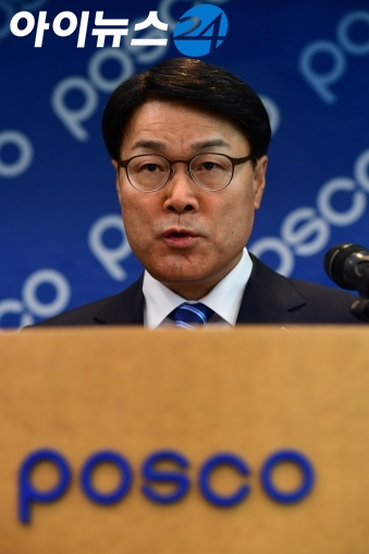 최정우 포스코 회장이 22일로 예정된 국회 산업재해 청문회에 허리 통증을 이유로 출석하지 않겠다고 통보했다.