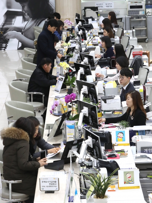 시중은행 영업점에서 고객들이 업무를 보고 있다. [사진=뉴시스]