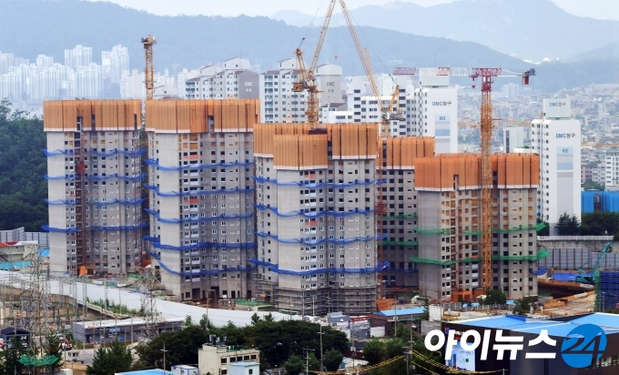 서울의 한 아파트 건설 현장에서 공사가 진행되고 있다.  [사진=정소희 기자]