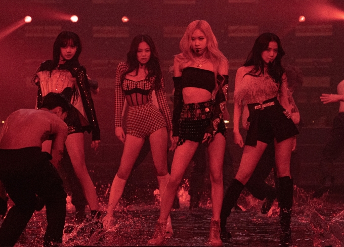 그룹 블랙핑크가 31일 온라인을 통해 진행된 콘서트 '2021 BLACKPINK: THE SHOW'에서 멋진 무대를 선보이고 있다. [사진=YG엔터테인먼트 ]