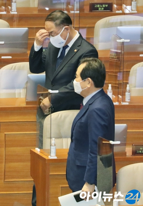 홍남기 경제부총리 겸 기획재정부 장관이 3일 오전 국회 본회의에서 열린 국민의힘 주호영 원내대표 교섭단체 대표연설이 끝난 뒤 정세균 국무총리의 퇴장을 기다리고 있다.