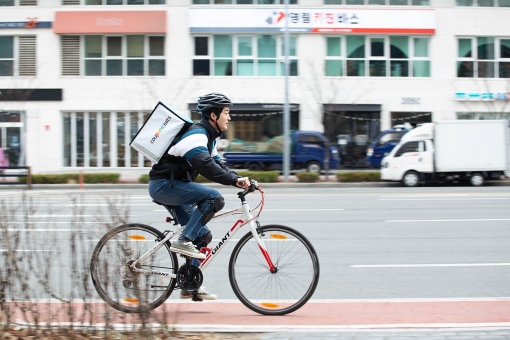 쿠팡이츠가 최근 불거진 수수료 인하 논란에 '노력비례 보상체계' 구축을 위한 조치라고 반박했다. [사진=쿠팡이츠]