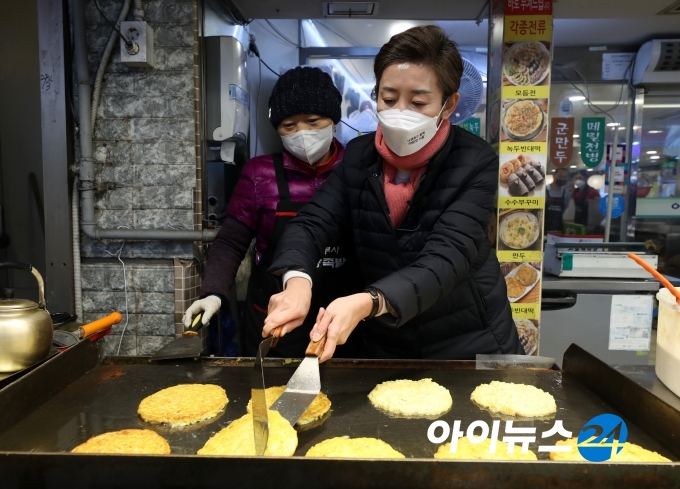 서울시장 보궐선거에 출마한 나경원 전 국민의힘 의원이 5일 서울 동작구 남성사계시장을 방문해 전을 부치고 있다.