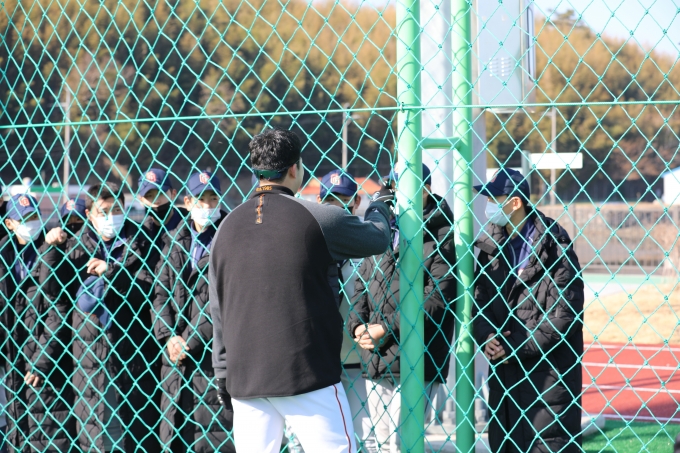 한화 이글스 김민우(투수)는 지난 6일 소속팀 1차 스프링캠프인 거제 하청스포츠타운을 찾은 외포중학교 야구부원에게 자신의 글러브를 직접 전달했다. [사진=한화 이글스]