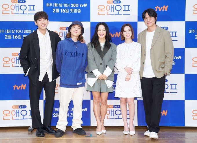 (왼쪽부터)윤박-넉살-엄정화-초아-성시경이  15일 온라인으로 진행된 tvN '온앤오프' 시즌2 제작발표회에 참석해 포즈를 취하고 있다. [사진=tvN]