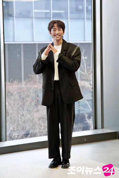 JTBC 예능프로그램 '싱어게인'에서 우승한 이승윤이 16일 열린 온라인 기자간담회에서 포즈를 취하고 있다. [JTBC]