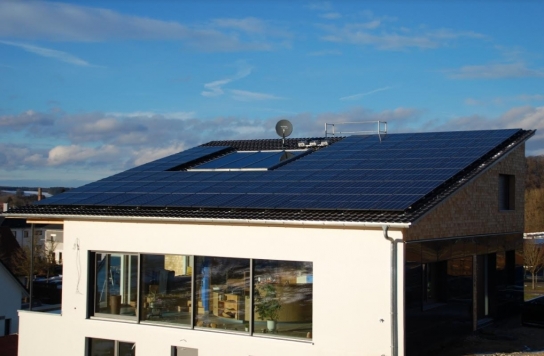 독일 아우크스부르크시 주택 지붕에 설치된 한화큐셀 태양광 모듈. [한화큐셀 ]