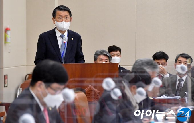 은성수 금융위원장이 17일 서울 여의도 국회에서 열린 정무위원회의에서 업무보고를 하고 있다.