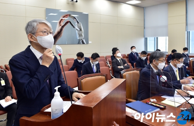 최기영 과학기술정보통신부 장관이 17일 국회에서 열린 과학기술정보방송통신위원회 전체회의에서 업무보고를 하고 있다.