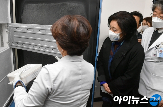박영선 더불어민주당 서울시장 경선후보가 18일 오후 서울 중구 중앙예방접종센터를 방문해 모의훈련용 백신을 살펴보고 있다.