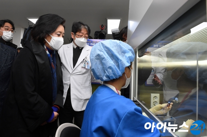 박영선 더불어민주당 서울시장 경선후보가 18일 오후 서울 중구 중앙예방접종센터를 방문해 클린벤치 시범을 지켜보고 있다.
