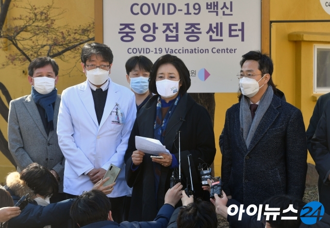 박영선 더불어민주당 서울시장 경선후보가 18일 오후 서울 중구 중앙예방접종센터를 방문한 뒤 발언하고 있다.