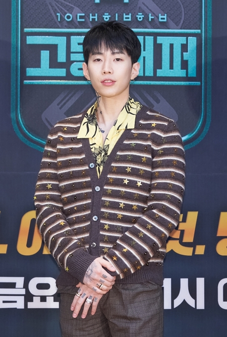 가수 박재범이 19일 온라인으로 진행된 Mnet 예능프로그램 '고등래퍼4' 제작발표회에 참석해 포즈를 취하고 있다. [사진=Mnet]