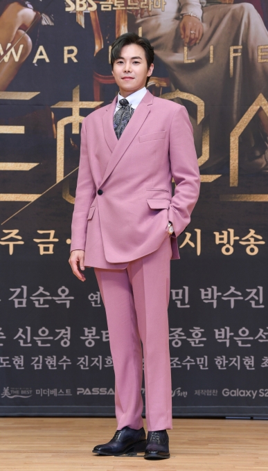 배우 박은석이 19일 온라인으로 진행된 SBS 새 금토드라마 '펜트하우스2' 제작발표회에 참석해 포즈를 취하고 있다. [사진=SBS]