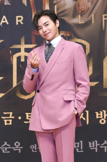 배우 박은석이 19일 온라인으로 진행된 SBS 새 금토드라마 '펜트하우스2' 제작발표회에 참석해 포즈를 취하고 있다. [사진=SBS]