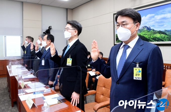 22일 서울 여의도 국회에서 열린 환경노동위원회 산업재해관련 청문회에서 최정우 포스코 회장 등 증인들이 선서를 하고 있다.