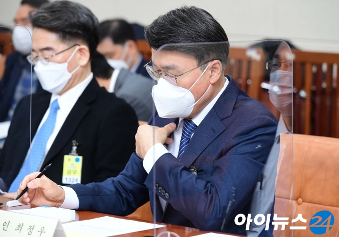 최정우 포스코 회장이 22일 서울 여의도 국회에서 열린 환경노동위원회 산업재해관련 청문회에서 메모하고 있다.