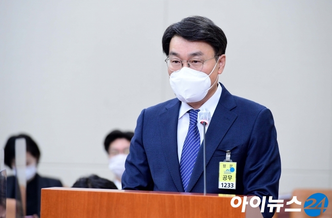 최정우 포스코 회장이 22일 서울 여의도 국회에서 열린 환경노동위원회 산업재해관련 청문회에서 의원의 질의에 답하고 있다. 