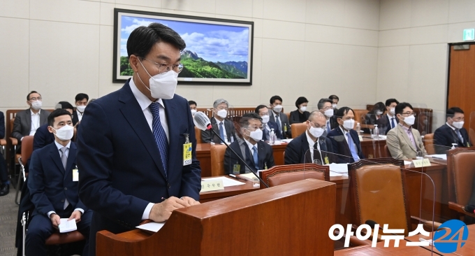 최정우 포스코 회장이 22일 서울 여의도 국회에서 열린 환경노동위원회 산업재해관련 청문회에서 의원의 질의에 답하고 있다. 