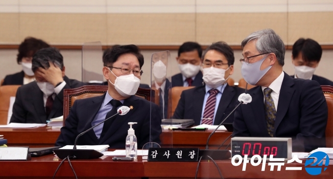 박범계(왼쪽) 법무부 장관과 최재형 감사원장이 22일 오전 서울 여의도 국회에서 열린 법제사법위원회 전체회의에 출석해 대화하고 있다.