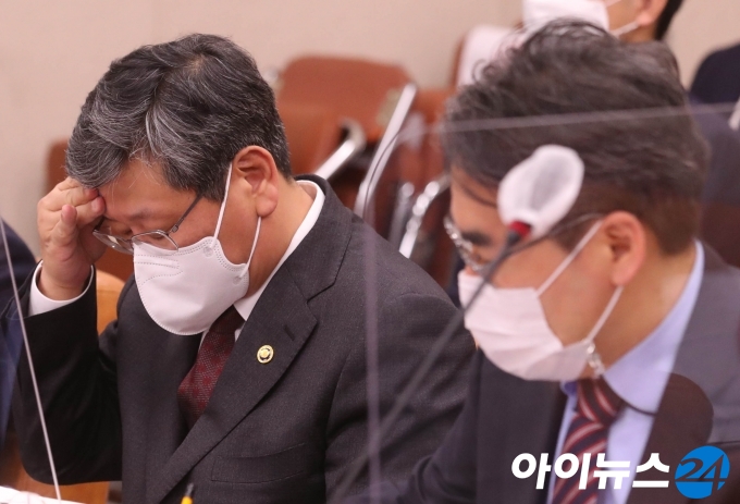 이용구 법무부 차관이 22일 오전 서울 여의도 국회에서 열린 법제사법위원회 전체회의에 출석해 얼굴의 땀을 닦고 있다. 