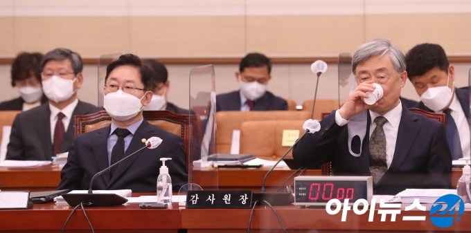 최재형(오른쪽) 감사원장이 22일 오전 서울 여의도 국회에서 열린 법제사법위원회 전체회의에 출석해 회의 시작을 기다리며 물을 마시고 있다. 왼쪽은 박범계 법무부 장관. 