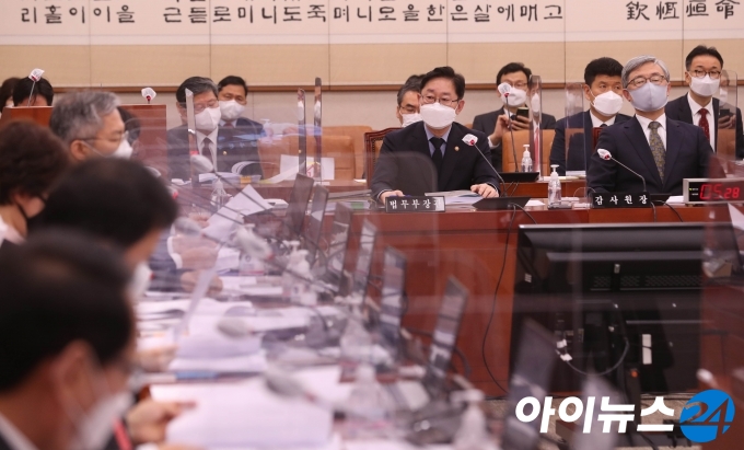 박범계 법무부 장관이 22일 오전 서울 여의도 국회에서 열린 법제사법위원회 전체회의에 출석해 의원들의 질의에 답변하고 있다. 