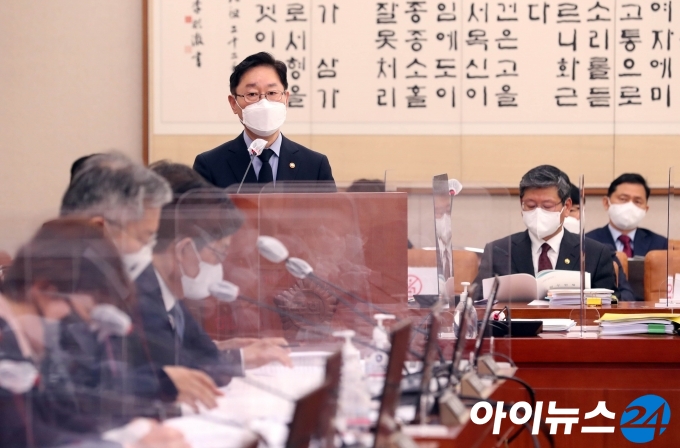 박범계 법무부 장관이 22일 오전 서울 여의도 국회에서 열린 법제사법위원회 전체회의에 출석해 업무보고를 하고 있다. 