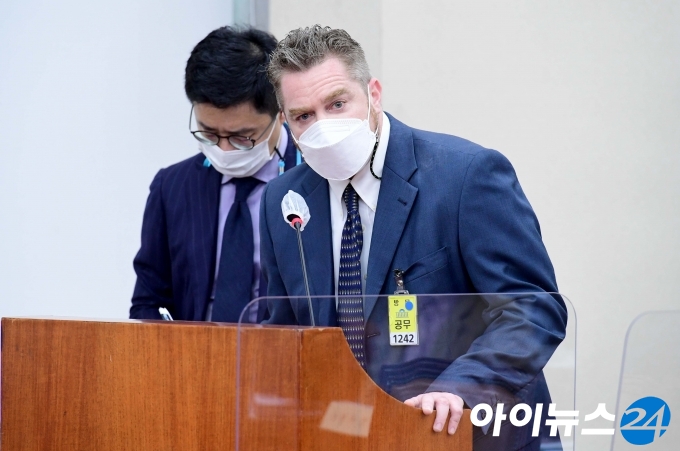 노트먼 조셉 네이든 쿠팡풀필먼트서비스 대표가 22일 서울 여의도 국회에서 열린 환경노동위원회 산업재해관련 청문회에서 의원의 질의에 답하고 있다. 