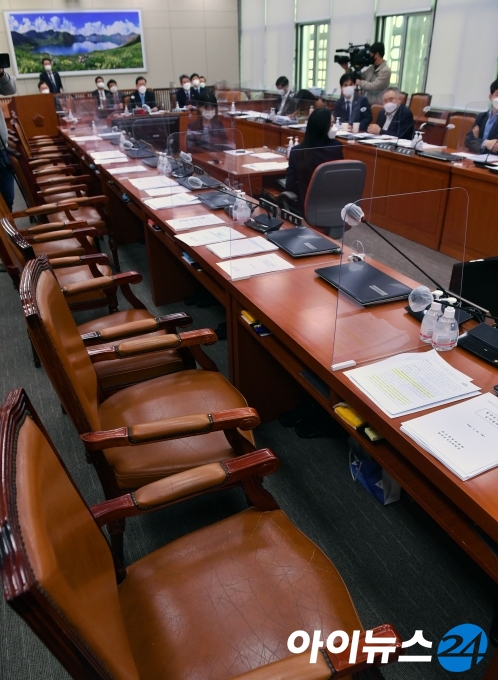 22일 오후 서울 여의도 국회에서 열린 외교통일위원회 전체회의에서 야당 의원들이 퇴장해 빈자리가 보이고 있다.