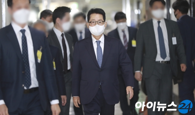 박지원 국가정보원장이 22일 오후 서울 여의도 국회에서 열린 정보위원회 전체회의에 출석하고 있다.