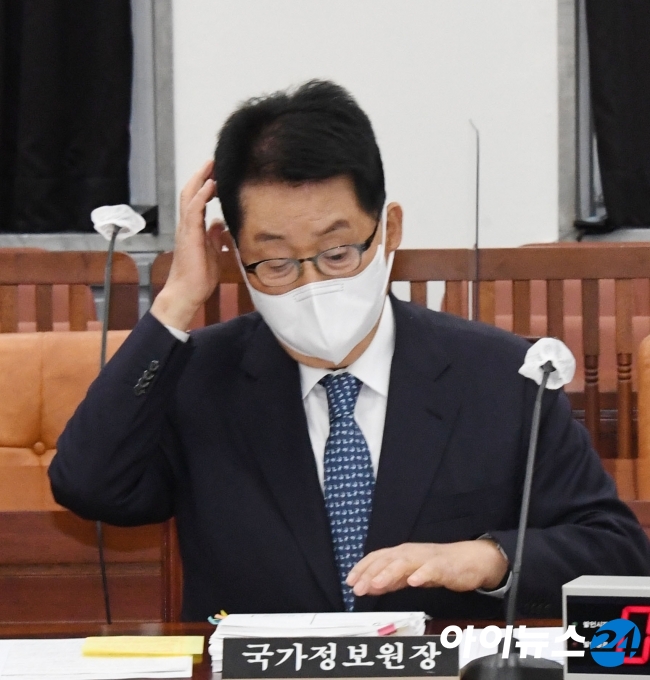 박지원 국가정보원장이 22일 오후 서울 여의도 국회에서 열린 정보위원회 전체회의에 참석 자료를 검토하고 있다