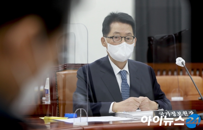 박지원 국가정보원장이 22일 오후 서울 여의도 국회에서 열린 정보위원회 전체회의에 참석했다