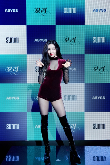가수 선미가 23일 오후 디지털 싱글 앨범 '꼬리 (TAIL)' 발매 기념 온라인 쇼케이스에서 포토타임을 갖고 있다. [사진=어비스컴퍼니]