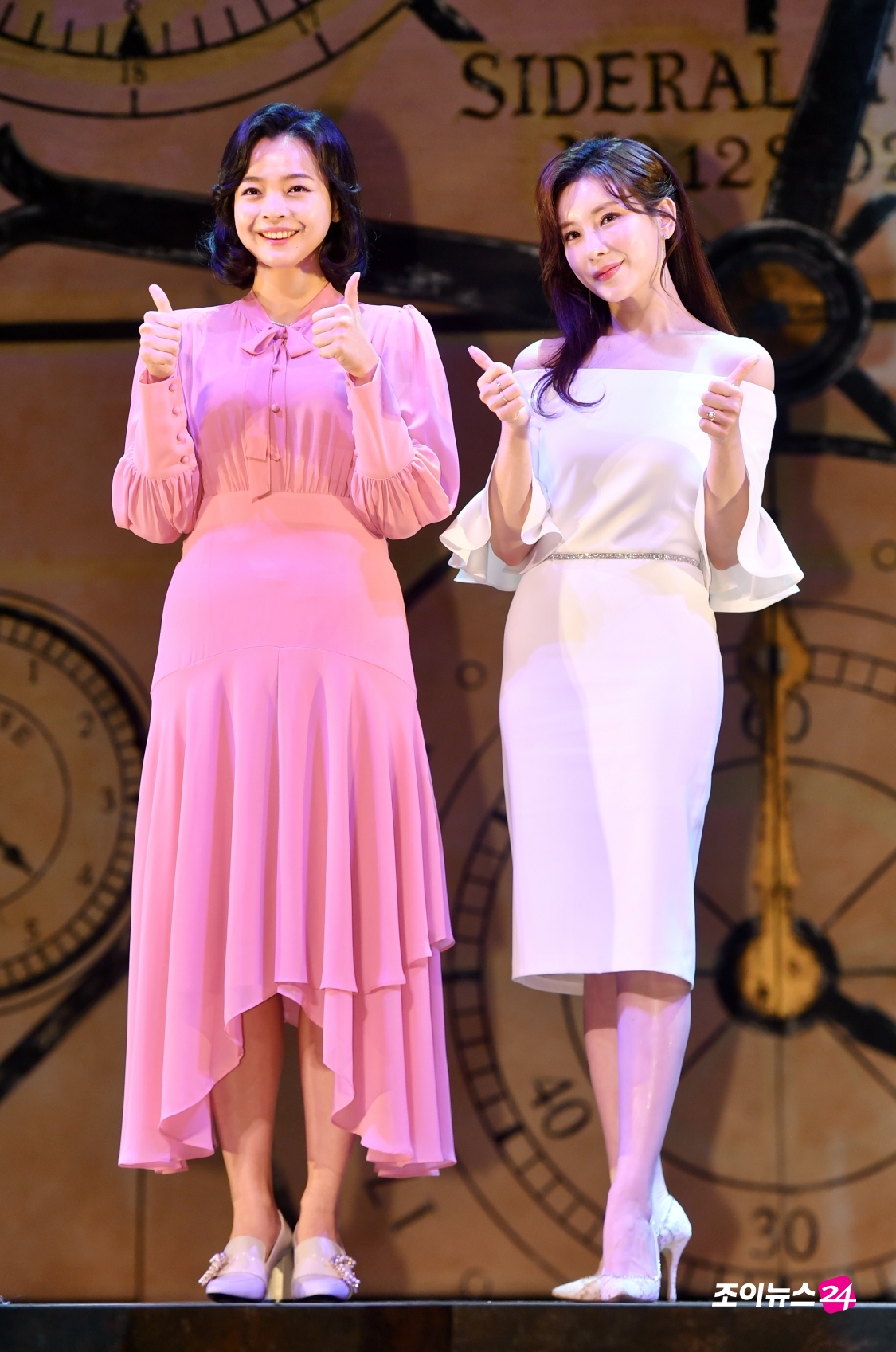 배우 나하나와 정선아가 23일 오후 서울 용산구 한남동 블루스퀘어에서 열린 뮤지컬 '위키드' 기자간담회에 참석해 포즈를 취하고 있다.