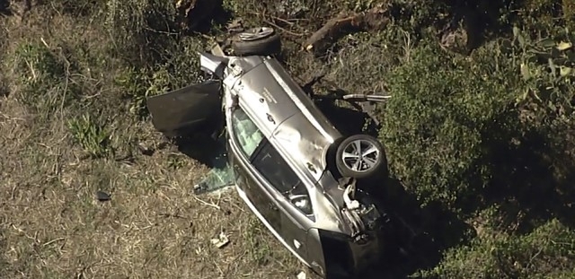 PGA 골프스타 타이거 우즈가 23일(현지시간) 차량을 운전하다 전복사고를 당했다. 도로 옆 비탈로 굴러 뒤집어진 사고 차량 모습이다. 