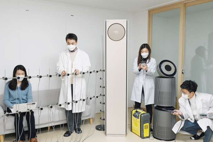 LG전자는 공기과학연구소는 최근 한국인정기구(KOLAS)로부터 미생물 및 미세먼지 분야 시험기관으로 인정받았다고 25일 밝혔다. [사진=LG전자]