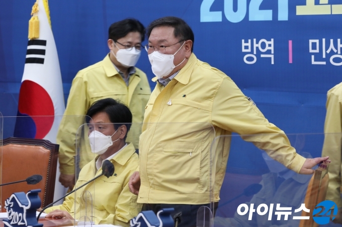 김태년 더불어민주당 원내대표가 25일 서울 여의도 국회에서 열린 정책조정회의에 참석하고 있다.
