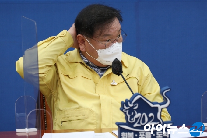 김태년 더불어민주당 원내대표가 25일 서울 여의도 국회에서 열린 정책조정회의에서 머리를 만지고 있다. 