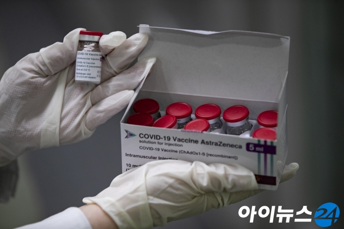 국내 첫 코로나19 백신 접종을 하루 앞둔 25일 오후 서울 송파구보건소에서 의료진이 아스트라제네카(AZ) 백신을 검수하고 있다.
