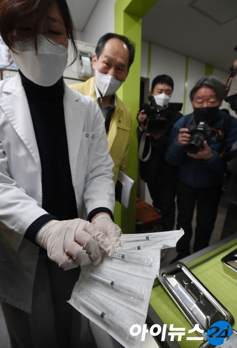 아스트라제네카(AZ) 코로나19 백신 접종을 하루 앞둔 25일 서울 송파구보건소에서 보건소 관계자가 코로나19 아스트라제네카 백신 전용 주사기를 공개하고 있다.