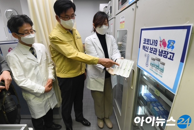 아스트라제네카(AZ) 코로나19 백신 접종을 하루 앞둔 25일 서울 송파구보건소에서 박성수 송파구청장과 보건소 관계자들이 백신 전용 주사기를 선보이고 있다.