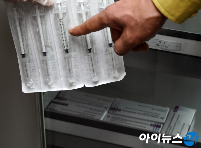 신종 코로나 바이러스 감염증(코로나19)의 국내 첫 백신 접종을 하루 앞둔 25일 서울 송파구 보건소에서 박성수 구청장과 보건소 관계자들이 안전점검을 실시하고 있다. 