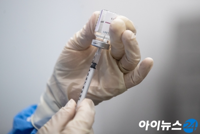 전국적으로 코로나19 백신 접종이 시작된 26일 오전 서울 성동구보건소에서 노인요양시설 요양보호사가 아스트라제네카 백신 접종을 받고 있다. [사진공동취재단]