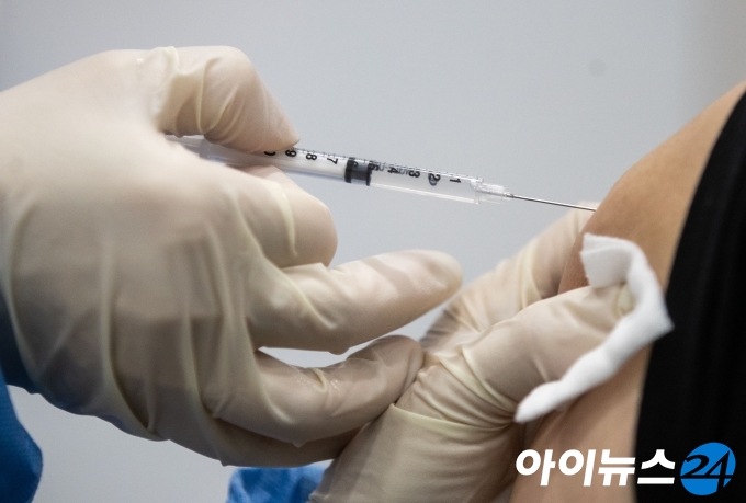 전국적으로 코로나19 백신 접종이 시작된 26일 오전 서울 성동구보건소에서 노인요양시설 요양보호사가 아스트라제네카 백신 접종을 받고 있다. [사진공동취재단]