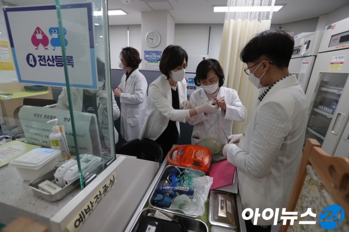 전국적으로 코로나19 백신 접종이 시작된 26일 오전 서울 송파구보건소에서 관계자들이 분주한 모습을 보이고 있다. [사진공동취재단]