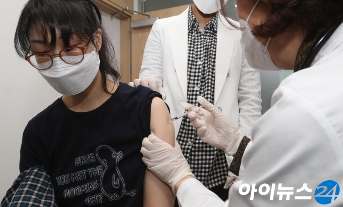 26일 코로나19 아스트라제네카 백신 접종이 시작된 가운데 송파구보건소에서 요양병원 종사자들이 백신을 접종하고 있다. [사진공동취재단]